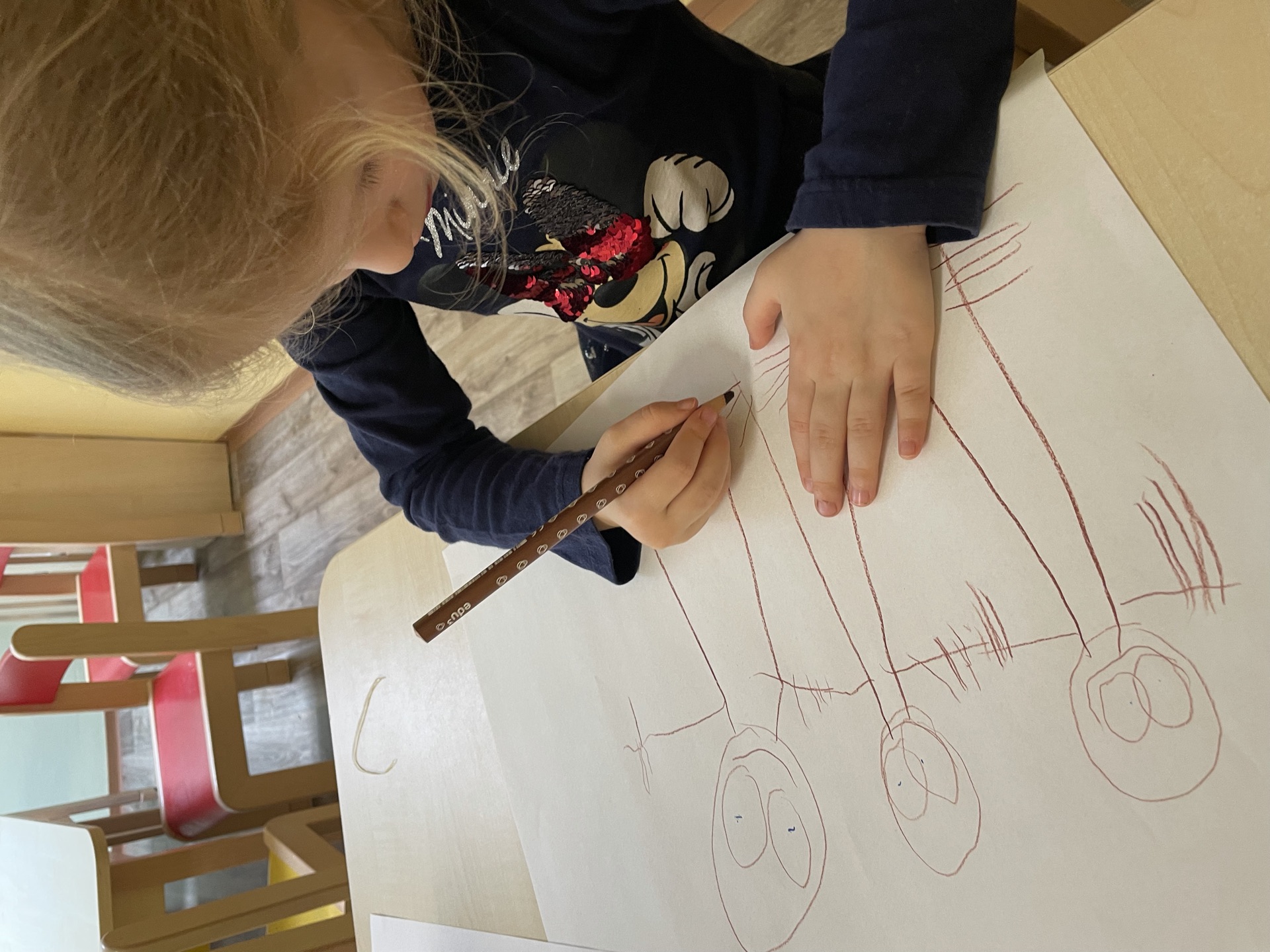 Děti při činnosti ve školičce Hostavice