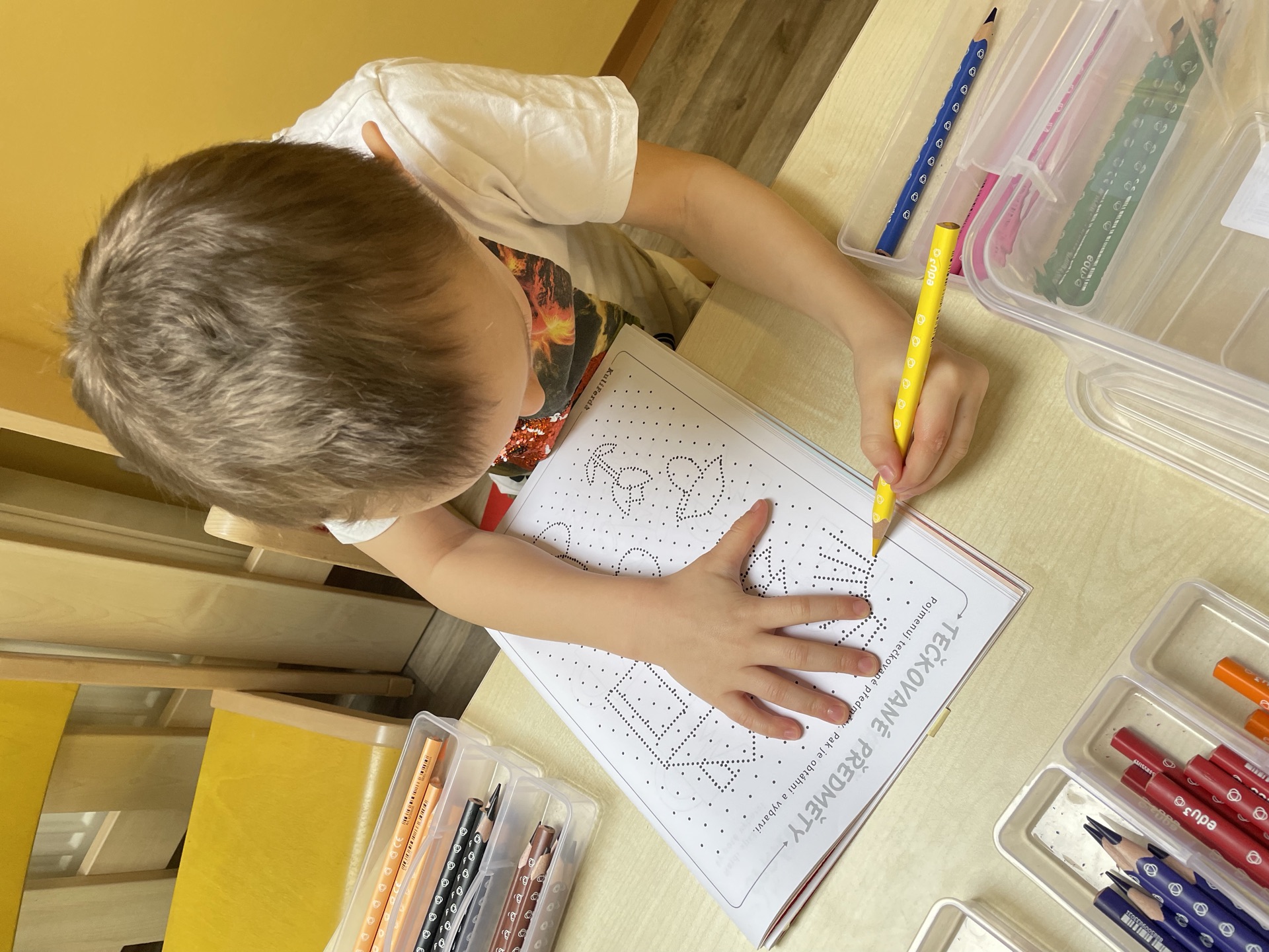 Děti při činnosti ve školičce Hostavice