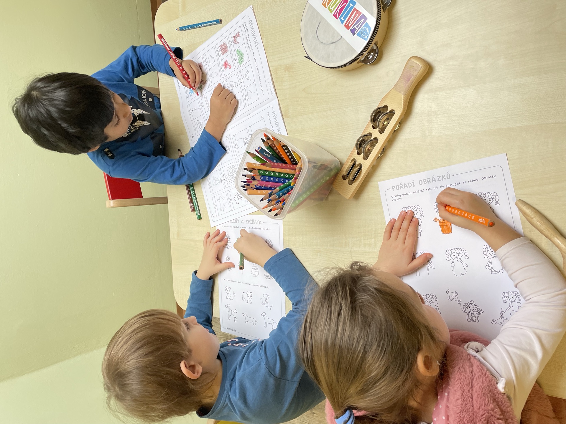 Děti při činnosti ve školičce Hostavice